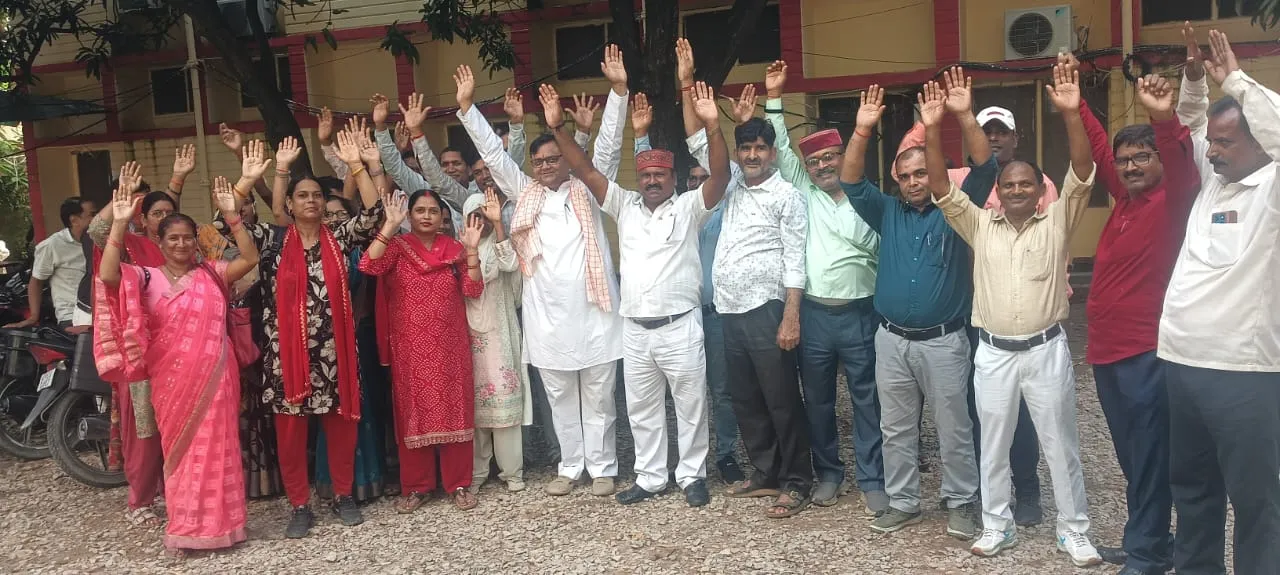 विशेष टीईटी से शिक्षामित्रों को भी जोड़ने की मांग, जिलाध्यक्ष के नेतृत्व में मुख्यमंत्री के नाम बीएसए को सौंपा ज्ञापन