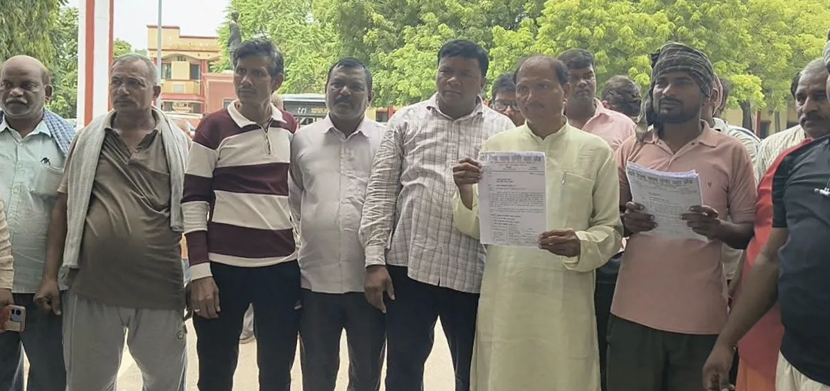 मऊ जंक्शन पर ऑटो चालकों से कथित अवैध वसूली का आरोप, पुलिस अधीक्षक को ज्ञापन