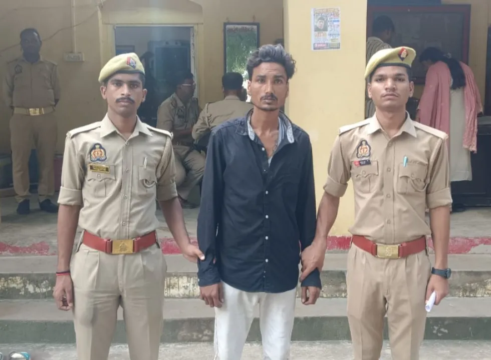 जिला बदर अभियुक्त घर से गिरफ्तार, गंगाघाट पुलिस ने गुंडा नियंत्रण अधिनियम में दर्ज किया मुकदमा