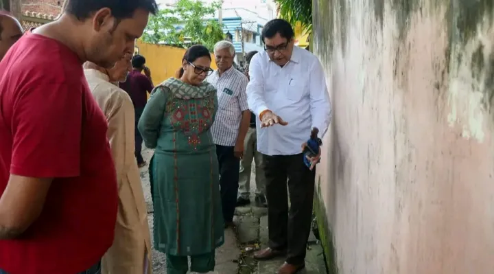 JAMSHEDPUR : टीचर्स कॉलोनी में जलजमाव, स्ट्रीट लाइट व सड़क की समस्याओं का मेयर सुधा गुप्ता ने लिया जायजा