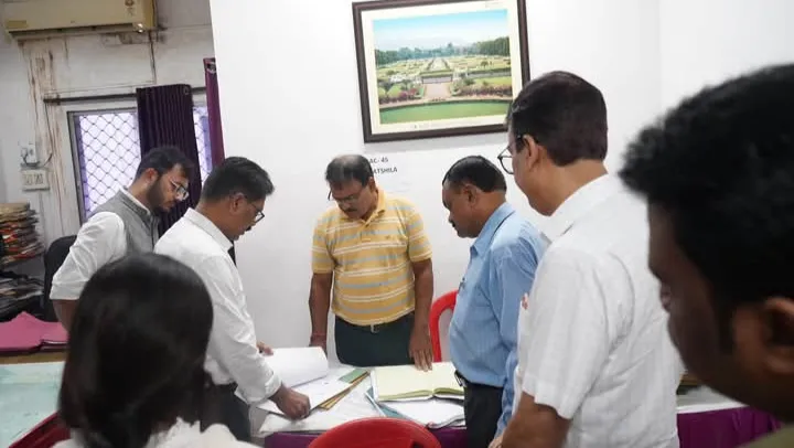 JAMSHEDPUR : SIR-2026 के तहत दस्तावेज सत्यापन कार्य की आयुक्त रवि रंजन कुमार विक्रम ने की समीक्षा, लंबित मामलों के शीघ्र