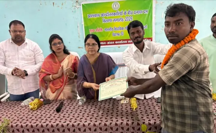 JAMSHEDPUR : झारखंड आंदोलनकारियों को विधायक ने किया सम्मान, 35 छात्र-छात्राओं को मिली साइकिल