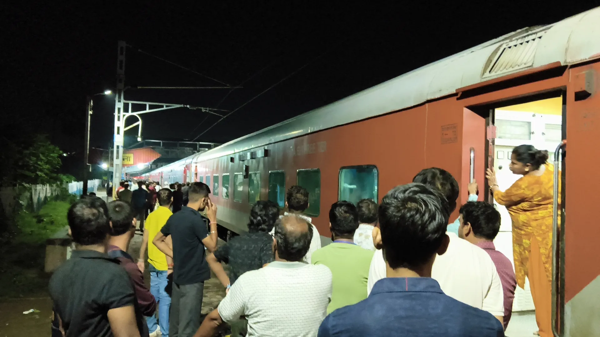 बिना एसी के रवाना हुई गंगा-दामोदर एक्सप्रेस, बच्चे और बुजुर्ग बेहाल