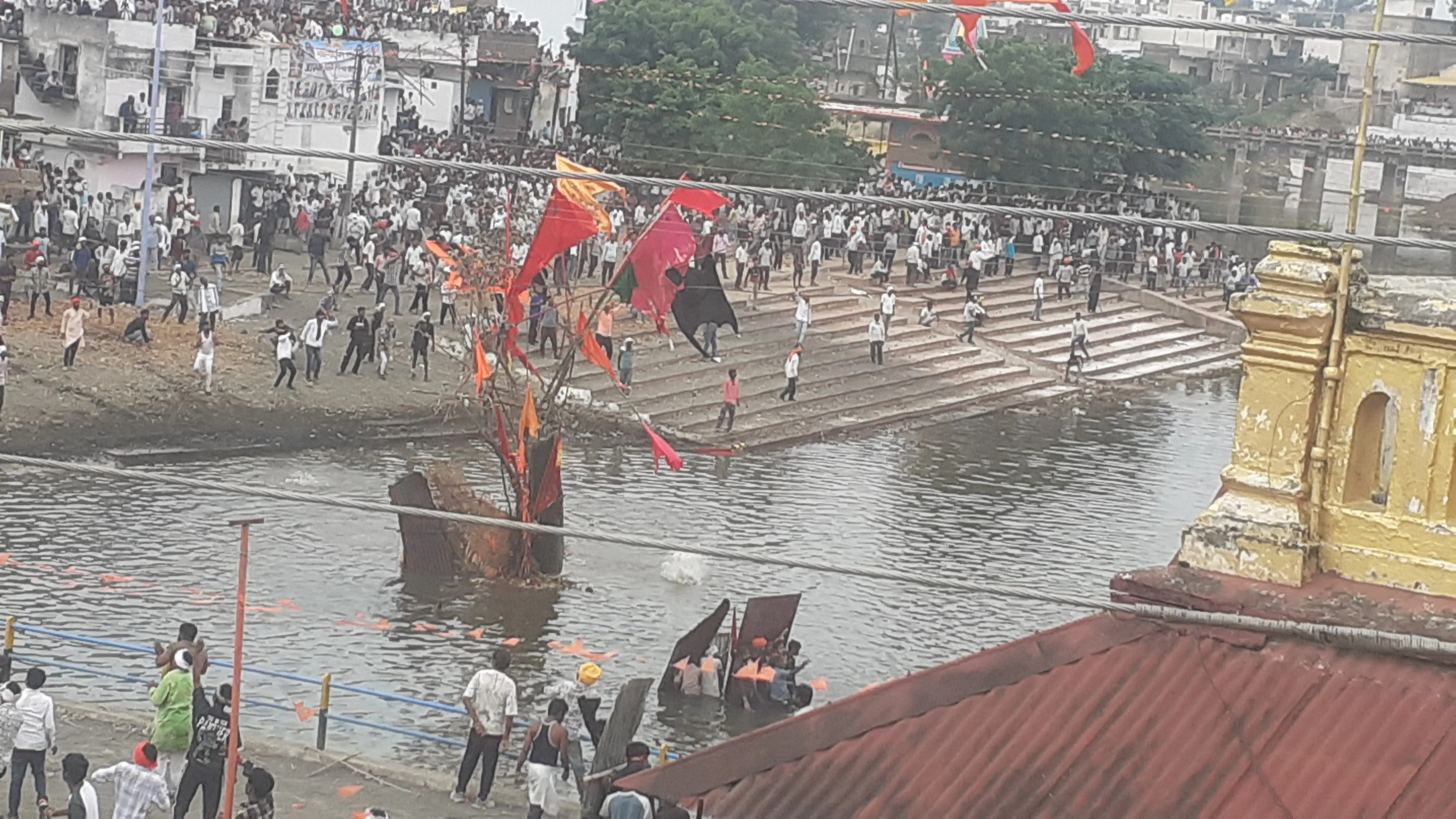 गोटमार मेला :  पत्थरों की बौछार के बीच पांढुर्णा  पक्ष ने तोड़ा झंडा , शाम 6 बजे टूटा झंडा