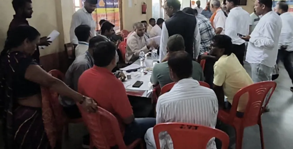 मऊ जिला एवं सत्र न्यायालय परिसर में लोक अदालत का आयोजन, लंबित मामलों के निस्तारण की उम्मीद
