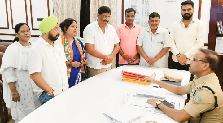 JAMSHEDPUR : नशा मुक्त जमशेदपुर की मांग को लेकर महिला कांग्रेस का जोरदार प्रदर्शन, एसएसपी कार्यालय में सौंपा ज्ञापन