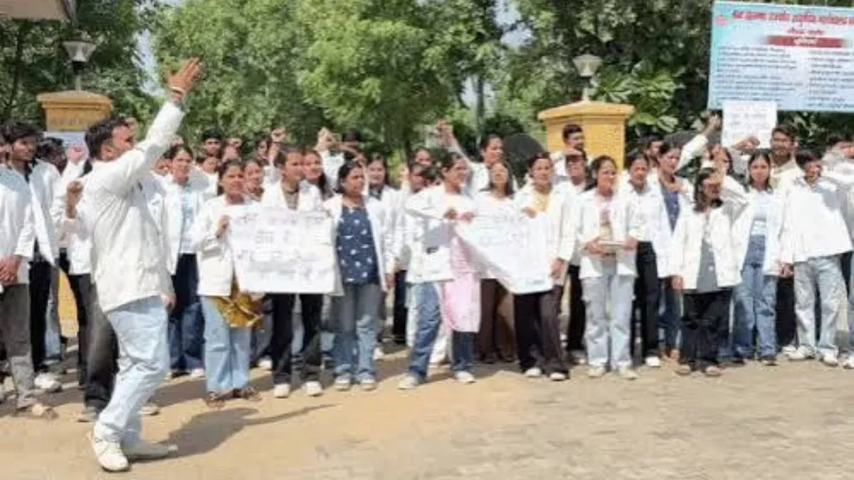 स्टाइपेंड बढ़ाने की मांग को लेकर आयुष कॉलेज के छात्रों का प्रदर्शन।

25 हजार रुपये मासिक स्टाइपेंड की मांग