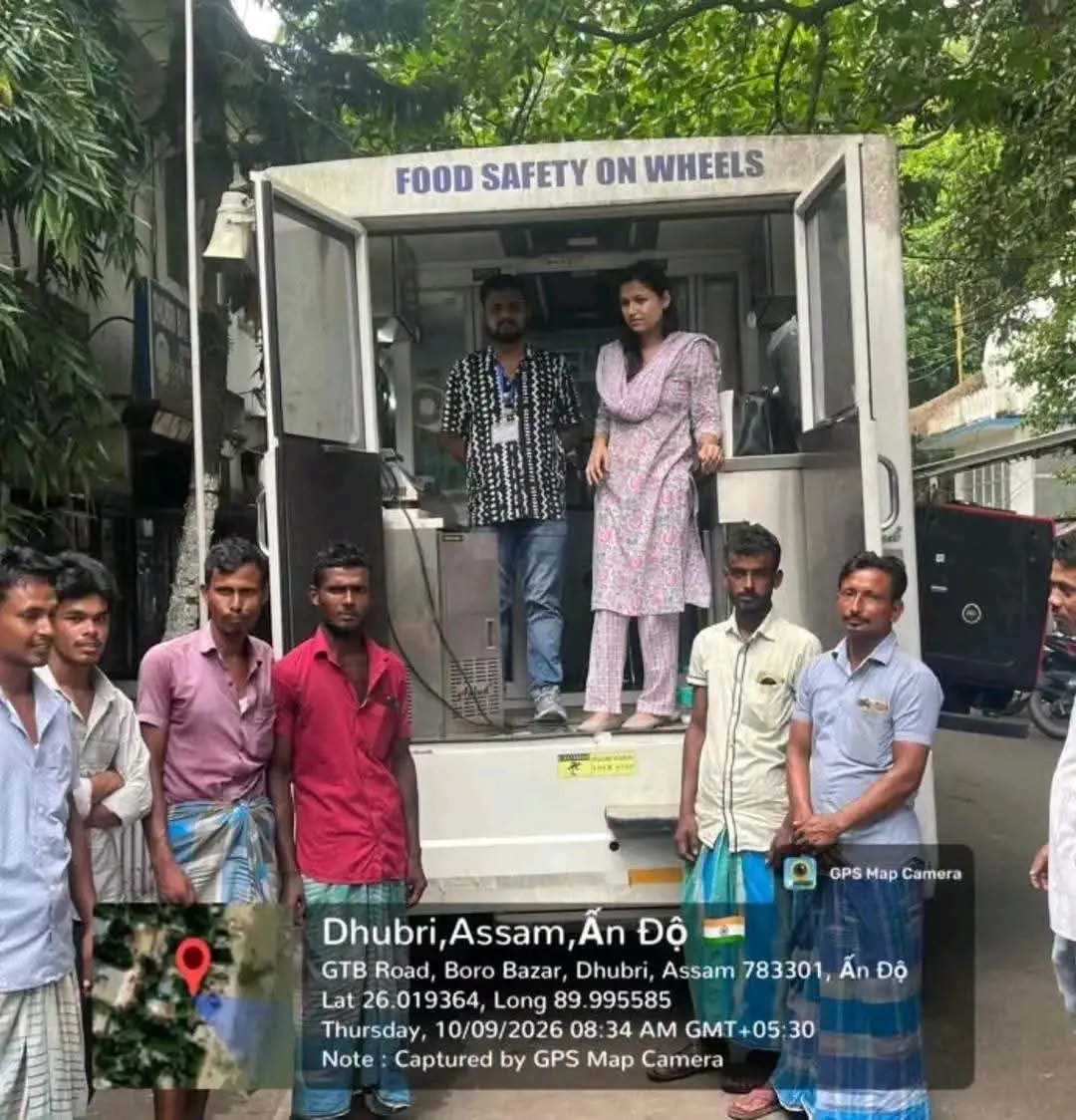 धुबरी के कचहरीघाट में दूध जांच अभियान, करीब 20 लीटर दूध नष्ट