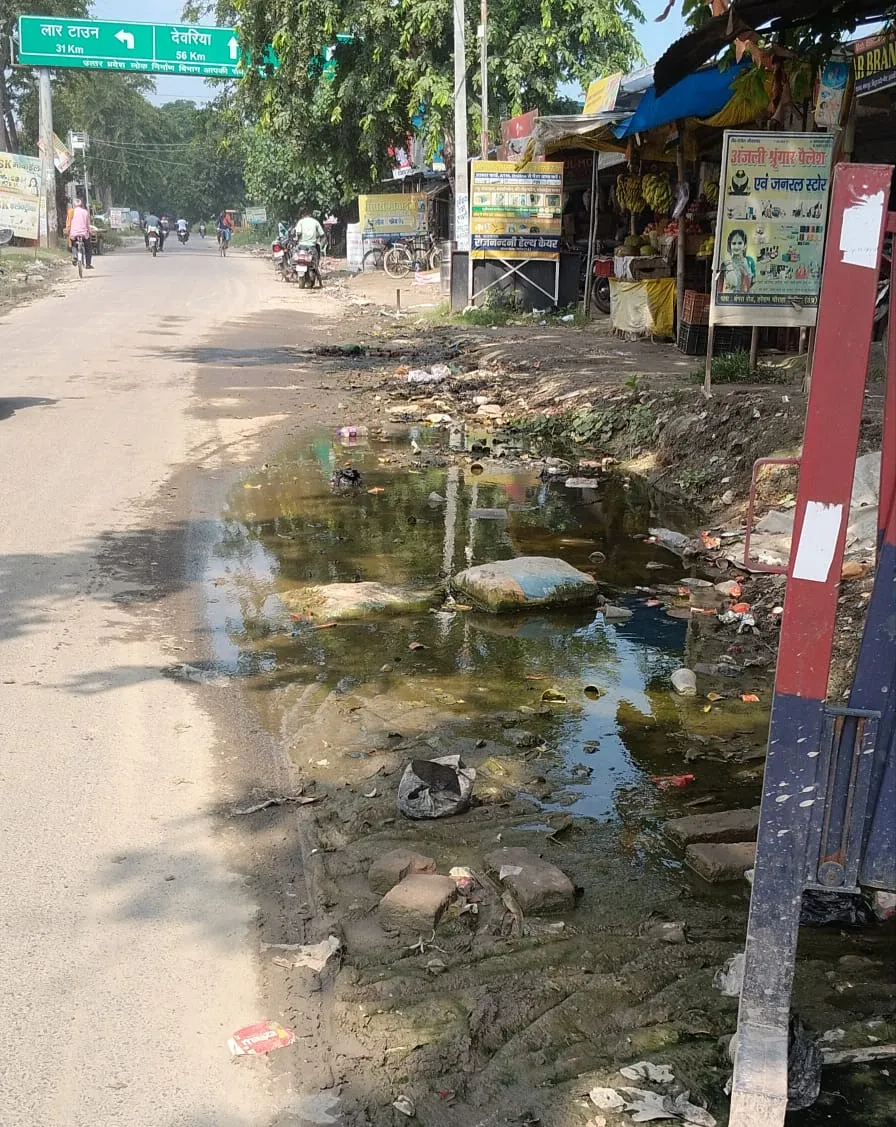 हरे राम चौराहे पर जलजमाव से सड़क की हालत बदहाल, राहगीरों को परेशानी