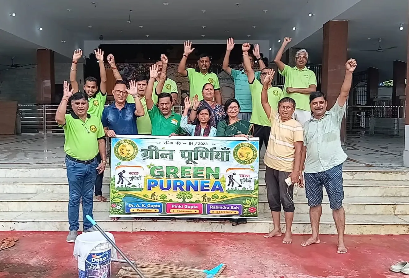ग्रीन पूर्णिया का दुर्गापूजा स्थान सफाई अभियान की शुरुआत दुर्गापूजा स्टेशन क्लब पूर्णिया से किया गया