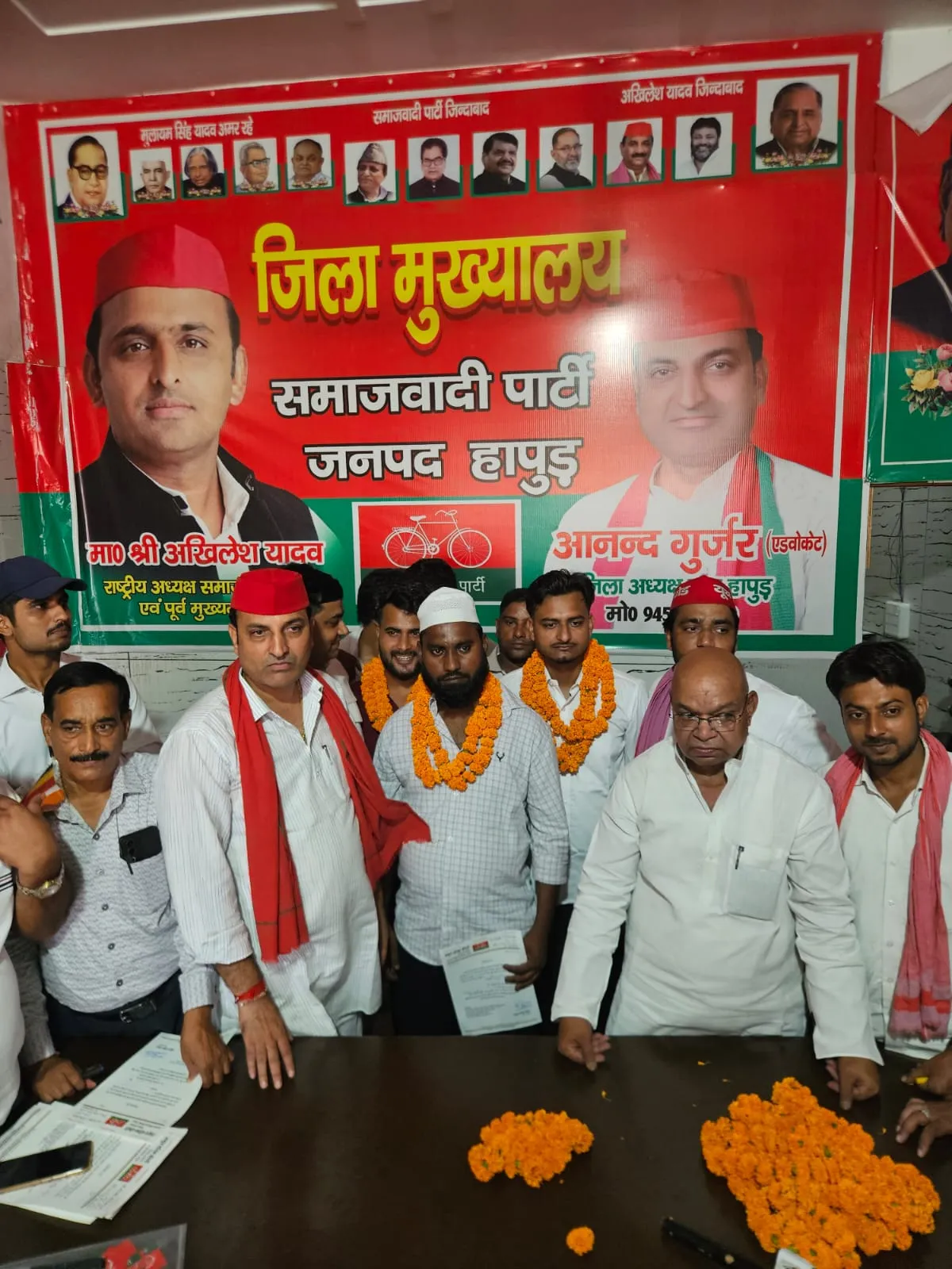 मुलायम सिंह यूथ ब्रिगेड इकाई के नवनियुक्त पदाधिकारियों के शपथ ग्रहण पत्र वितरण समारोह