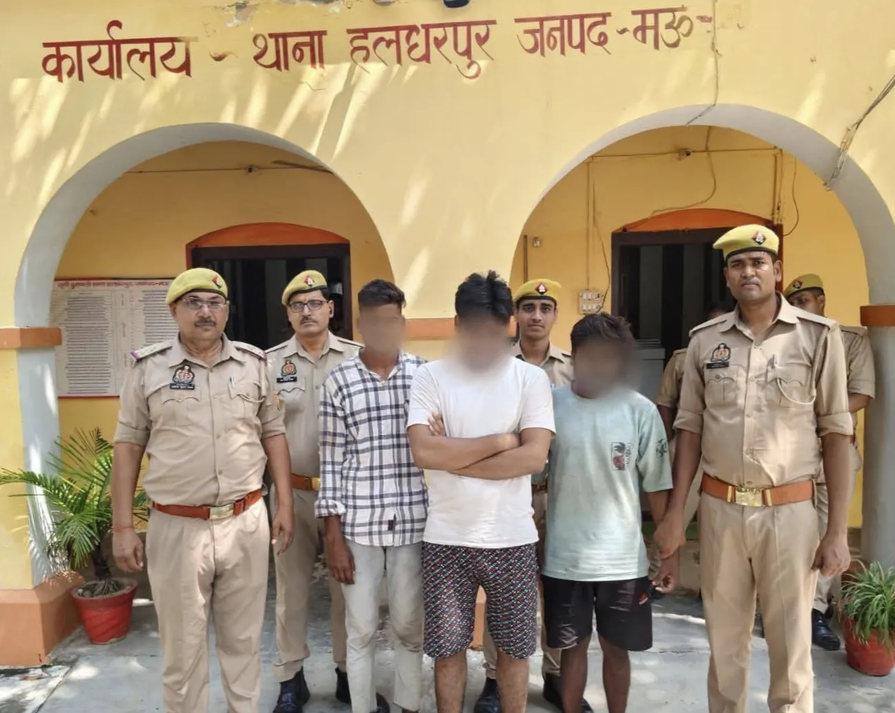 मऊ में पुलिस मुठभेड़ के बाद फरार दो वांछित अभियुक्त गिरफ्तार, सुनार भी पकड़ा