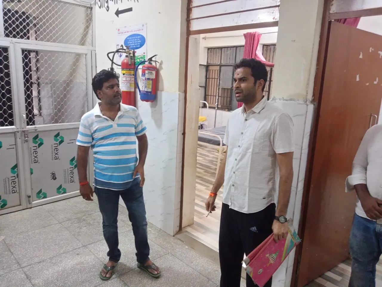 डीएम ने सीएचसी भटनी का किया औचक निरीक्षण , स्वास्थ्य सेवाओं की गुणवत्ता और व्यवस्थाओं में सुधार के दिए निर्देश