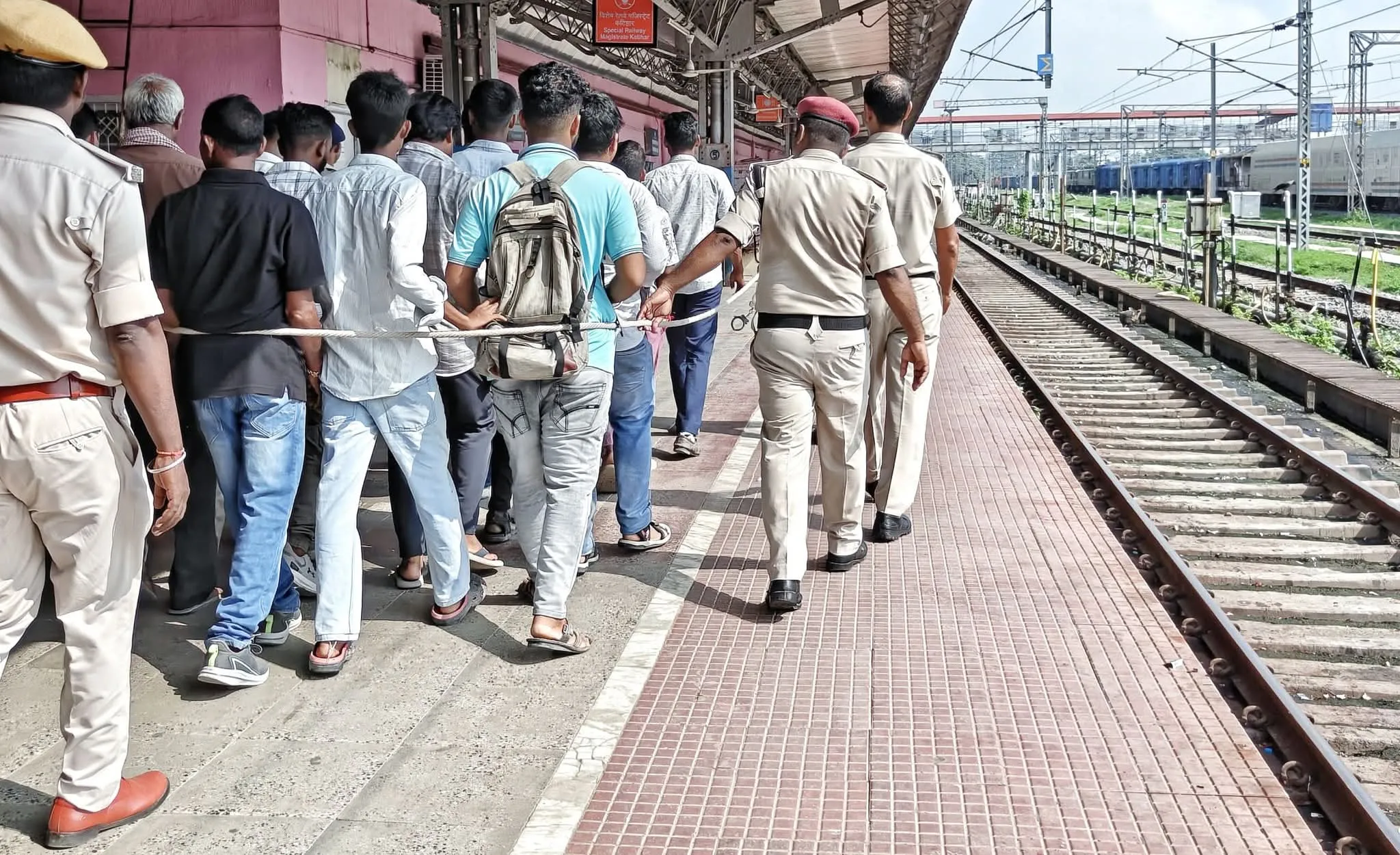 कटिहार रेल मंडल में मजिस्ट्रेट चेकिंग का बड़ा हंटर: 508 बेटिकट यात्री धराए, ₹3.12 लाख जुर्माना वसूला; 2 पहुंचे सलाखों के