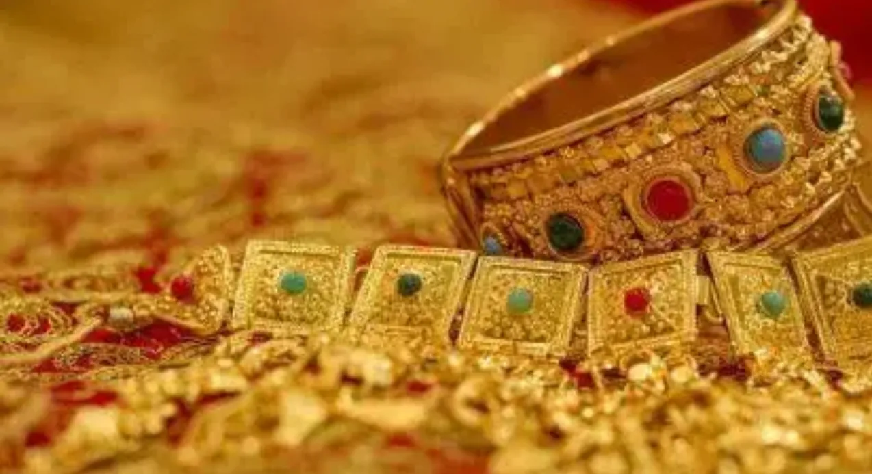Gold Prices Edge Lower Ahead of Ganesh Chaturthi; Mumbai, Delhi and Bengaluru See Declines.