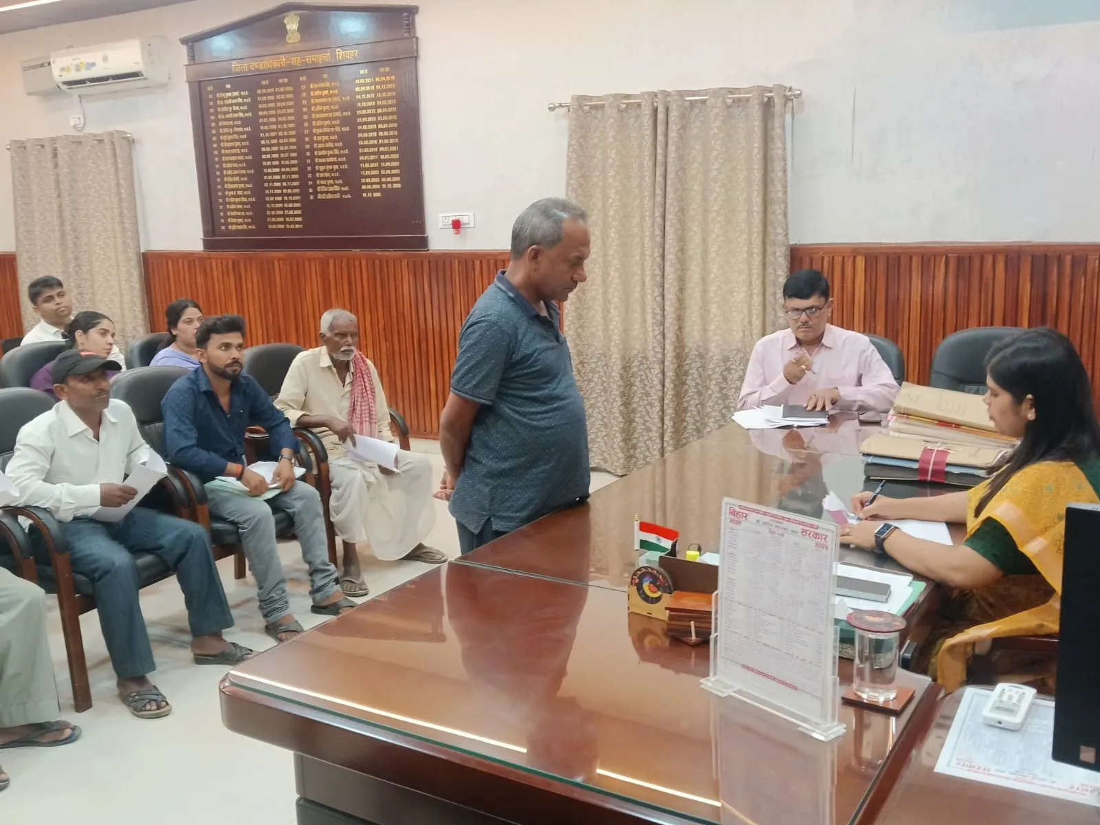 जनता दरबार में डीएम ने सुनीं फरियाद, अधिकारियों को त्वरित कार्रवाई के निर्देश