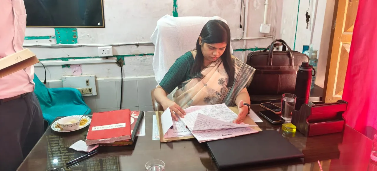 जिला पदाधिकारी ने तरियानी अंचल कार्यालय का किया निरीक्षण, लंबित मामलों के त्वरित निष्पादन का निर्देश