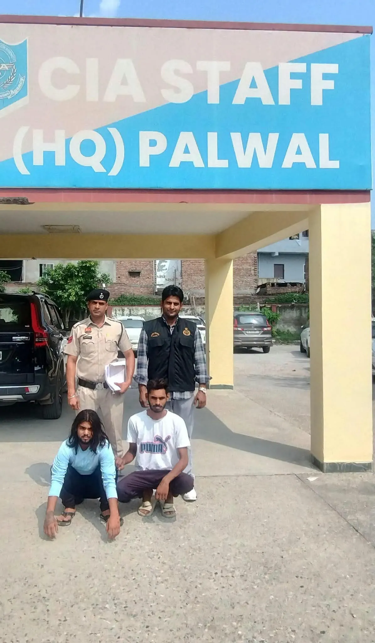 2 आरोपी महज कुछ ही घंटों में धरे, छीना गया मोबाइल व वारदात में प्रयुक्त मोटरसाइकिल बरामद।