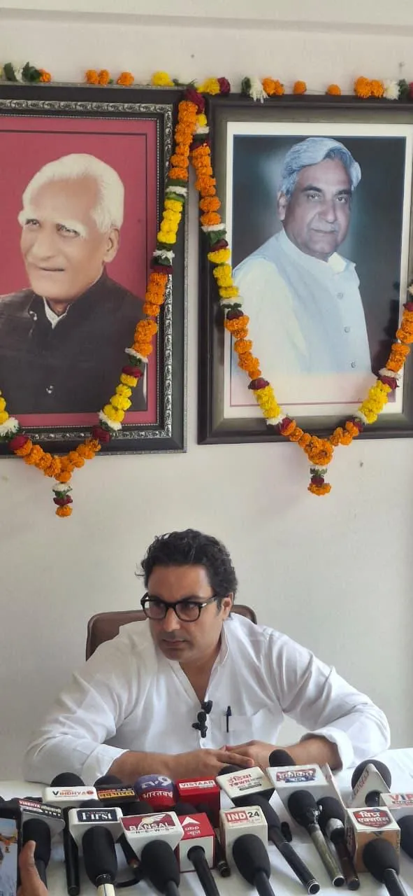 आज अमहिया निवास पर पत्रकार साथियों से चर्चा के दौरान एक महत्वपूर्ण निर्णय साझा किया। 

अप्रैल 1952 को पूज्य बाबाजी स्व.प