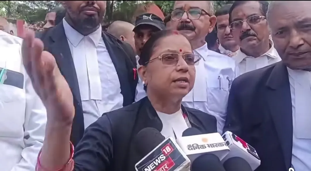 गया सिविल कोर्ट के बाहर वकीलों का उबाल — हाईकोर्ट से आवंटित ज़मीन पर निर्माण रुकवाने के आरोप में सड़क जाम,