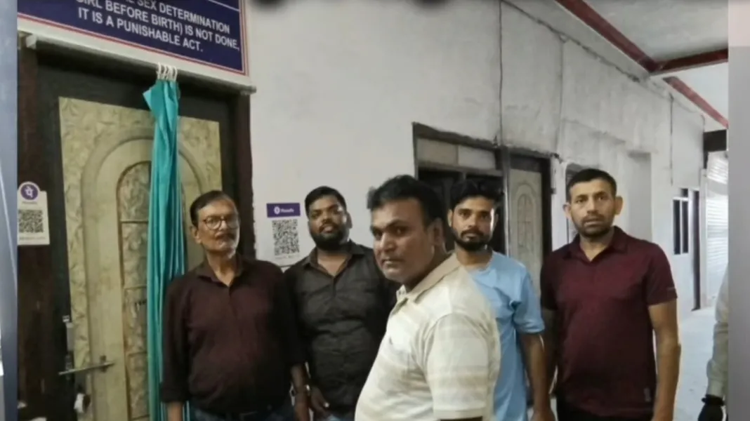 पिपराही चौक के पास भूषण अल्ट्रासाउंड सेंटर सील, लाइसेंस नहीं दिखा पाया संचालक