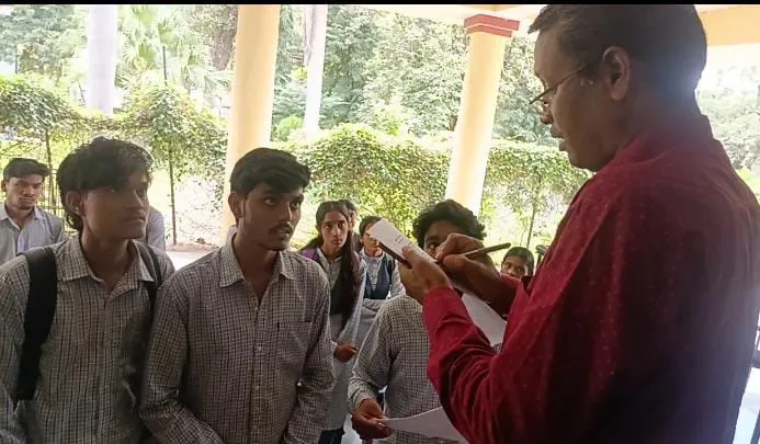 *RVPS कॉलेज में असामाजिक तत्वों की गुंडागर्दी*
*उमरिया में ABVP से जुड़े बताए जा रहे कुछ युवकों की लगातार मौजूदगी से कॉल