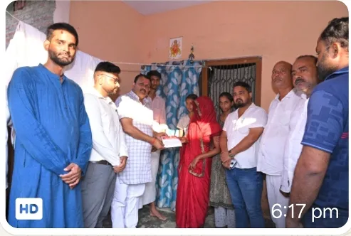 वज्रपात पीड़ित परिवार को विधायक ने सौंपा आर्थिक मद्दत