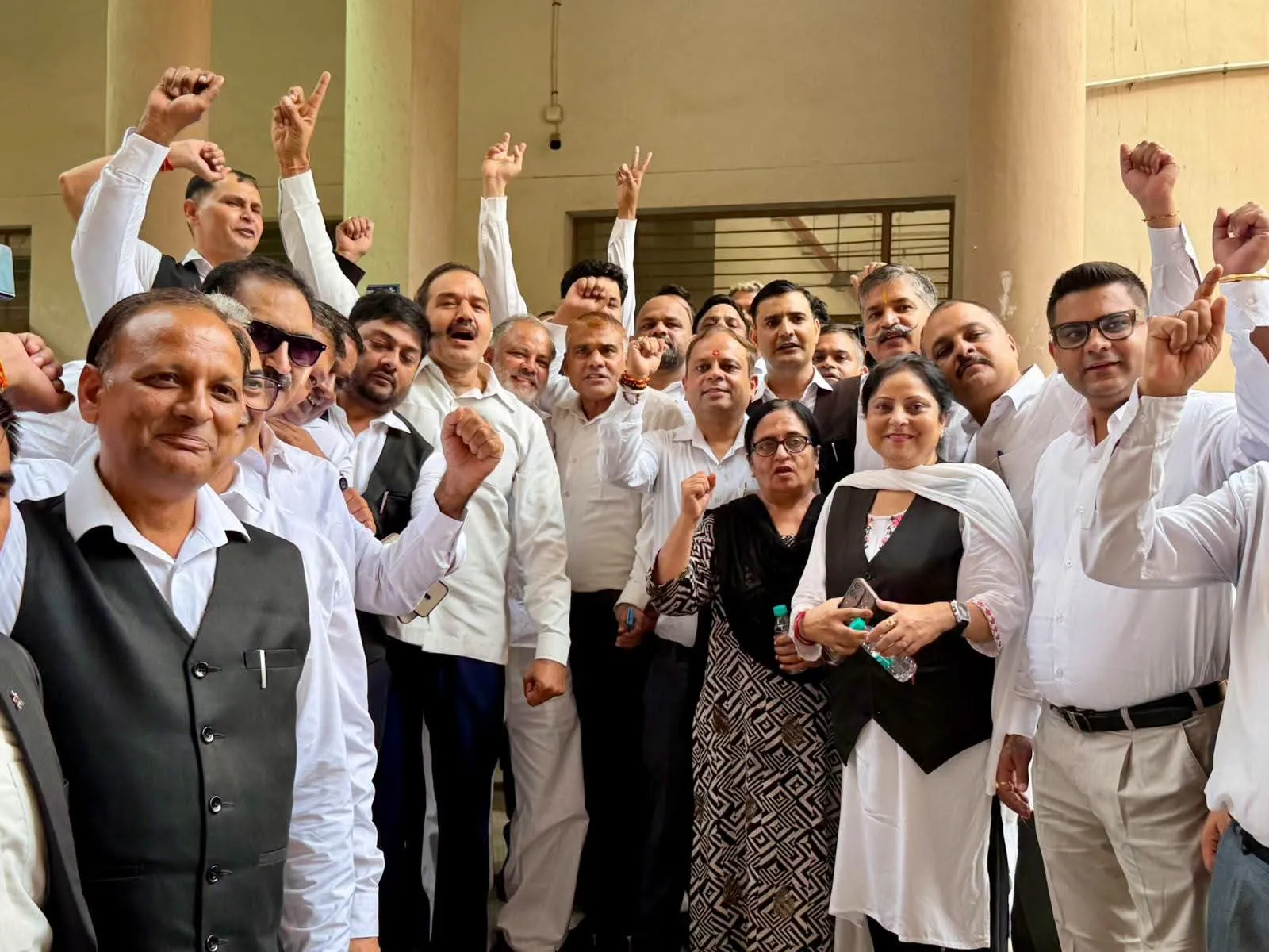 वकीलों ने हड़ताल कर किसी भी पुलिसकर्मी को कोर्ट में दाखिल नहीं होने दिया