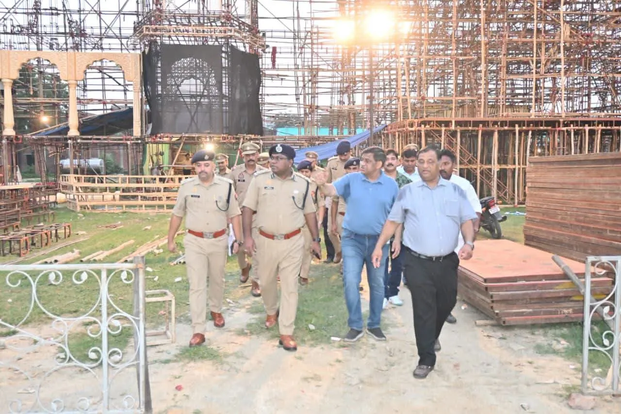 ब्रेकिंग न्यूज आगरा जनकपुरी में रामलीला आयोजन की तैयारियों का पुलिस अधिकारियों ने लिया जायजा