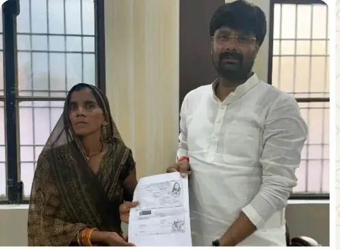 आर्थिक मंदी झेल रही महिला को दिया गया नियुक्ति पत्र