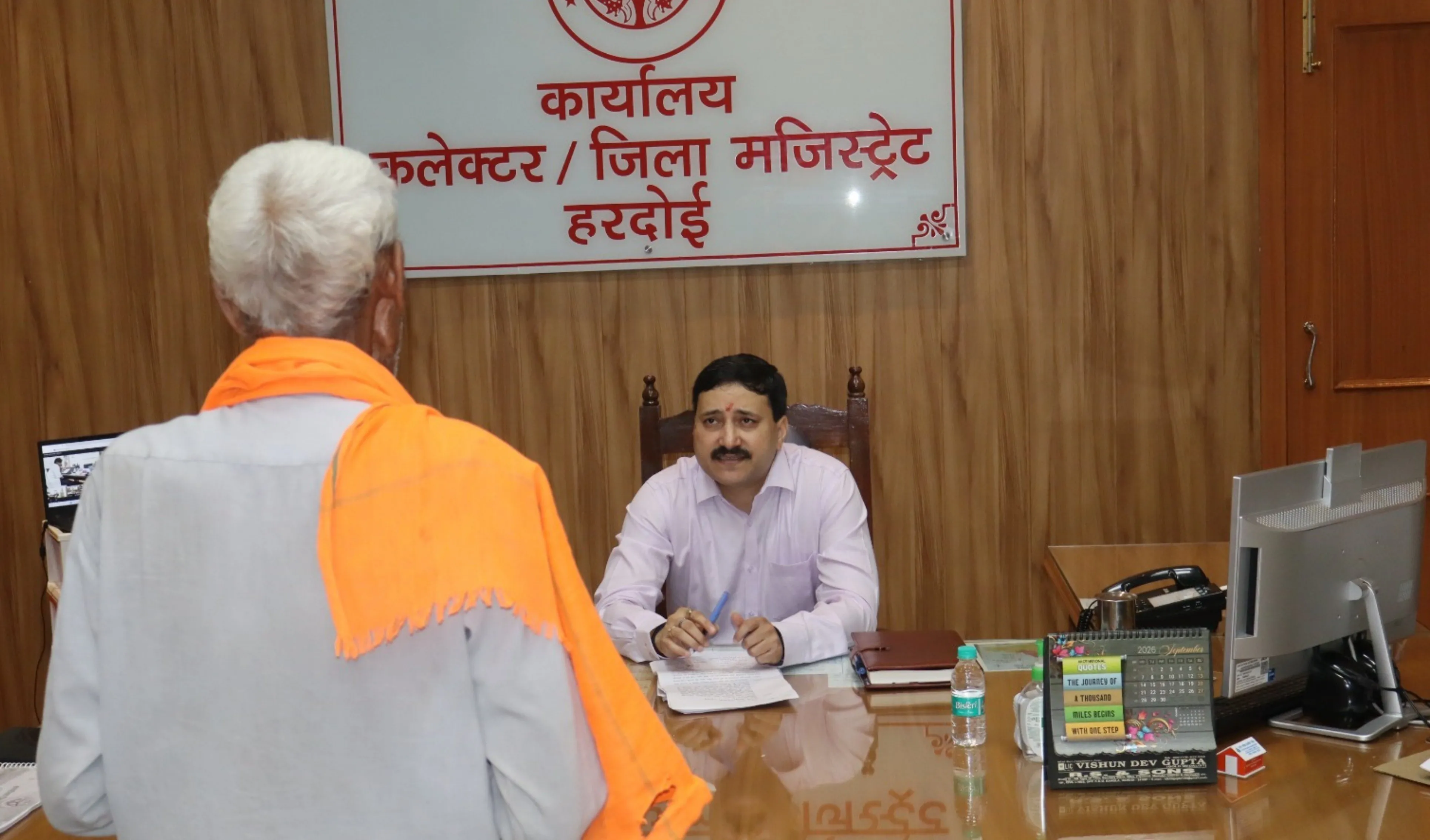 नवागत जिलाधिकारी राहुल पाण्डेय ने कलेक्ट्रेट में जनसुनवाई के दूसरे दिन 102 शिकायतें सुनी