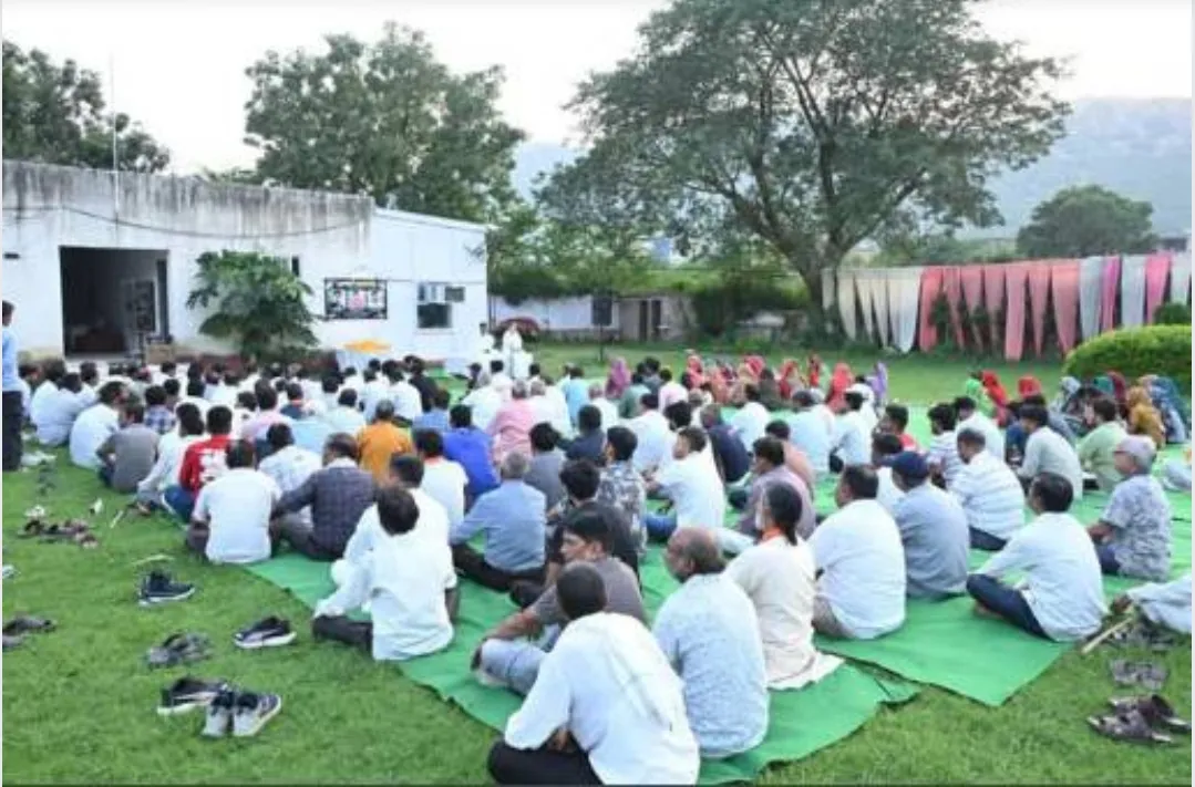 लवर में तीन युवकों की हत्या पर भंवर जितेंद्र सिंह ने परिजनों से मुलाकात क