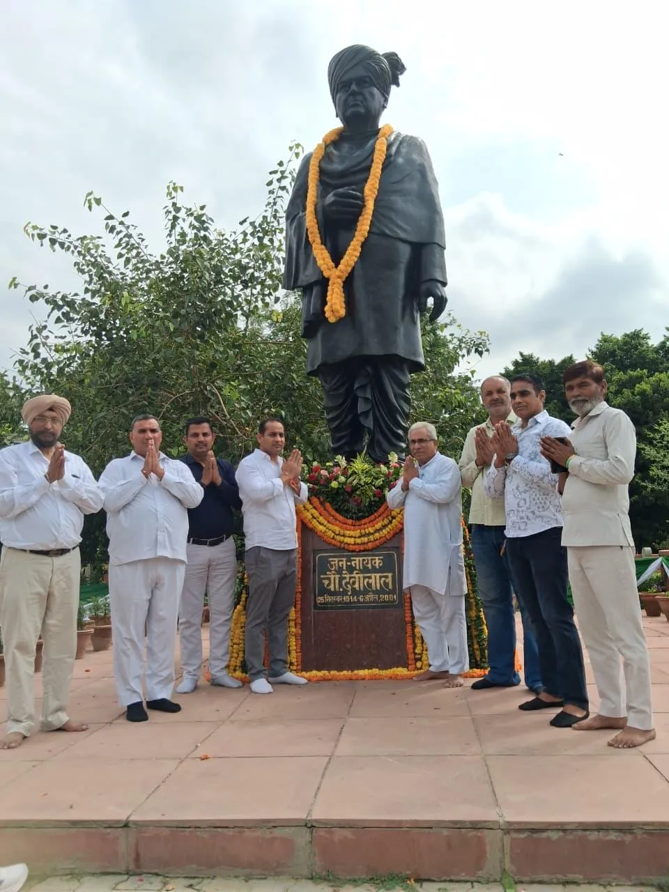 *फरीदाबाद जेजेपी द्वारा जननायक ताऊ देवीलाल की 113 वीं जयंती पर प्रार्थना सभा कर पुष्प किये अर्पित*