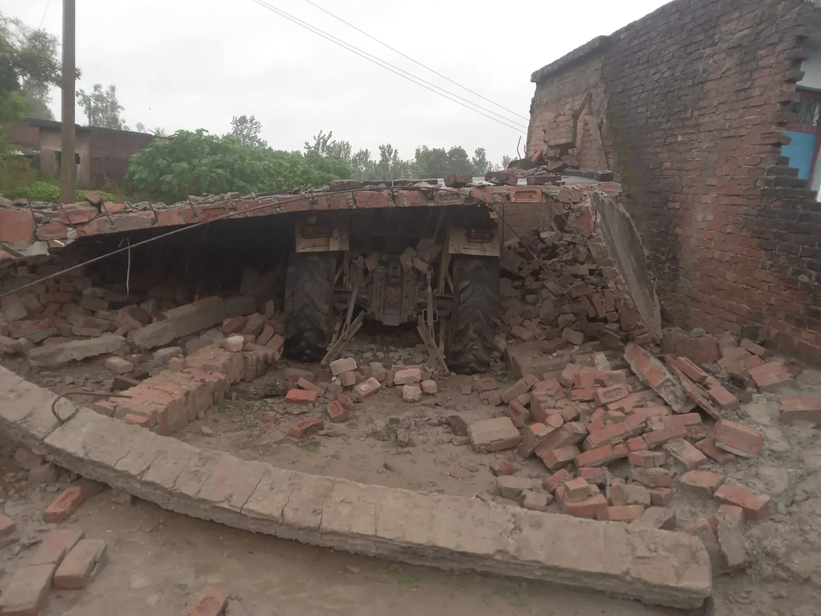 भरभराकर धराशाई हुआ लेंटर सहित मकान, पिता-पुत्र बाल-बाल बचे, लेंटर के नीचे दबा ट्रैक्टर