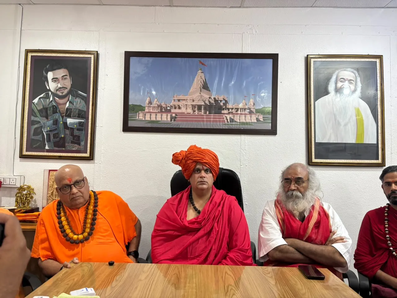 धमकी के बाद कल्कि धाम पहुंचे संत, पीठाधीश्वर की सुरक्षा की उठाई मांग।