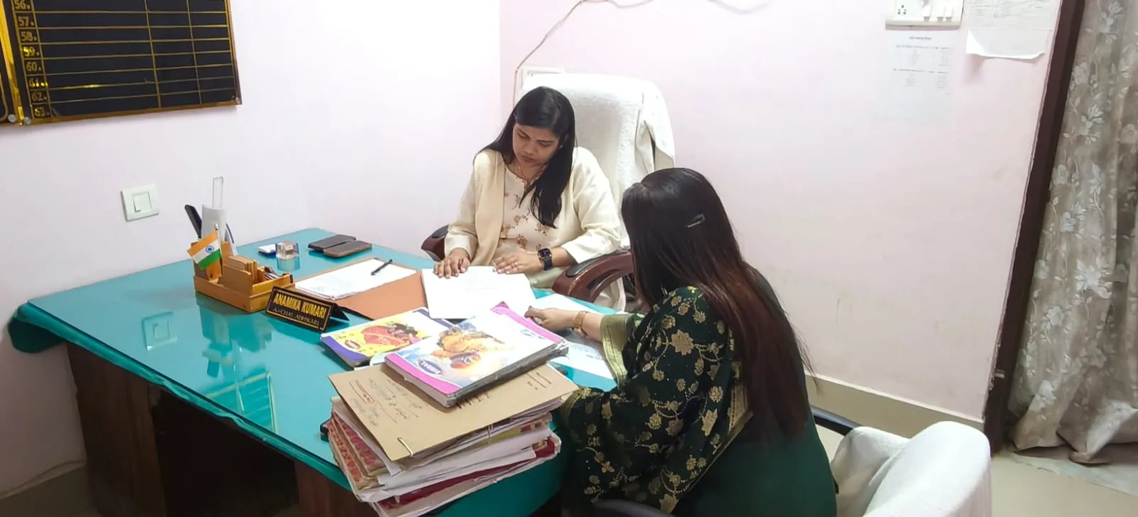 शिवहर अंचल कार्यालय में डीएम का औचक निरीक्षण, लंबित मामलों के त्वरित निष्पादन का निर्देश