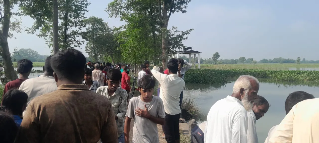 गोला घाट डुमरी में बांध टूटने से आसपास गाँव में बाढ़ के पानी घुसने से लोगों में डर का माहौल बना हुआ है