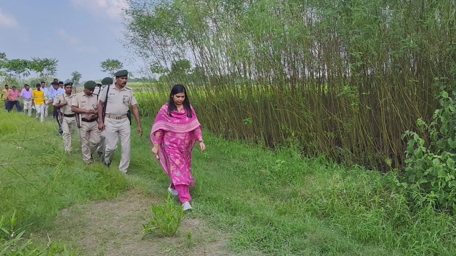 “तरियानी में जल-जीवन-हरियाली की योजनाओं का डीएम ने लिया जायजा, तालाबों के रखरखाव पर सख्त निर्देश”