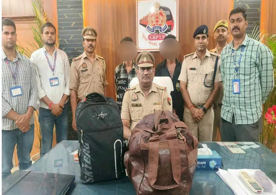 ब्रेकिंग न्यूज आगरा कैंट स्टेशन पर गांजा तस्करी का खुलासा, 5.810 किलो गांजे के साथ दो युवक गिरफ्तार