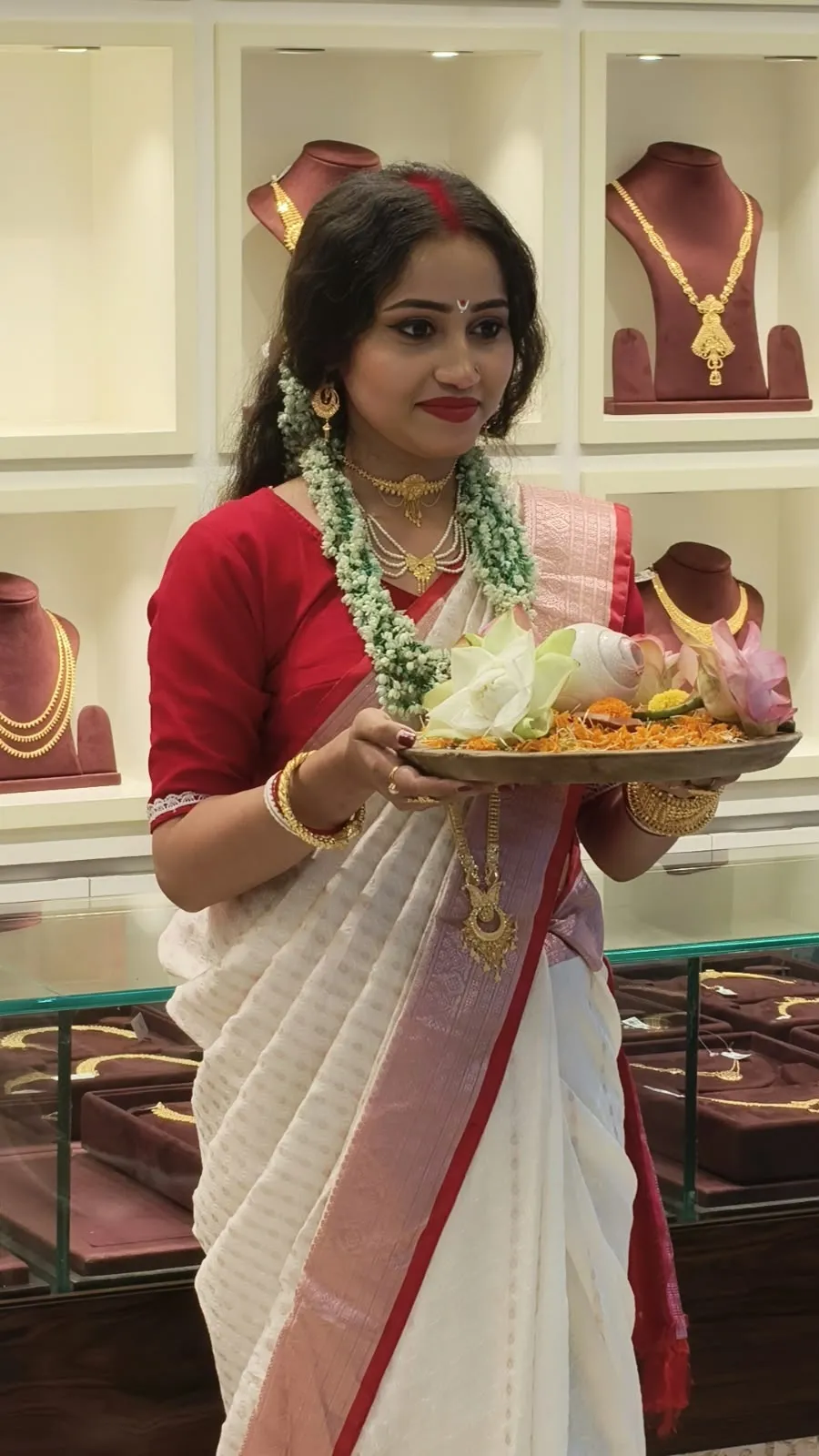 বসিরহাট সেনকো গোল্ড অ্যান্ড ডায়মন্ডে আয়োজিত হলো এক অভূতপূর্ব ও অভিনব ফটোশুট।
