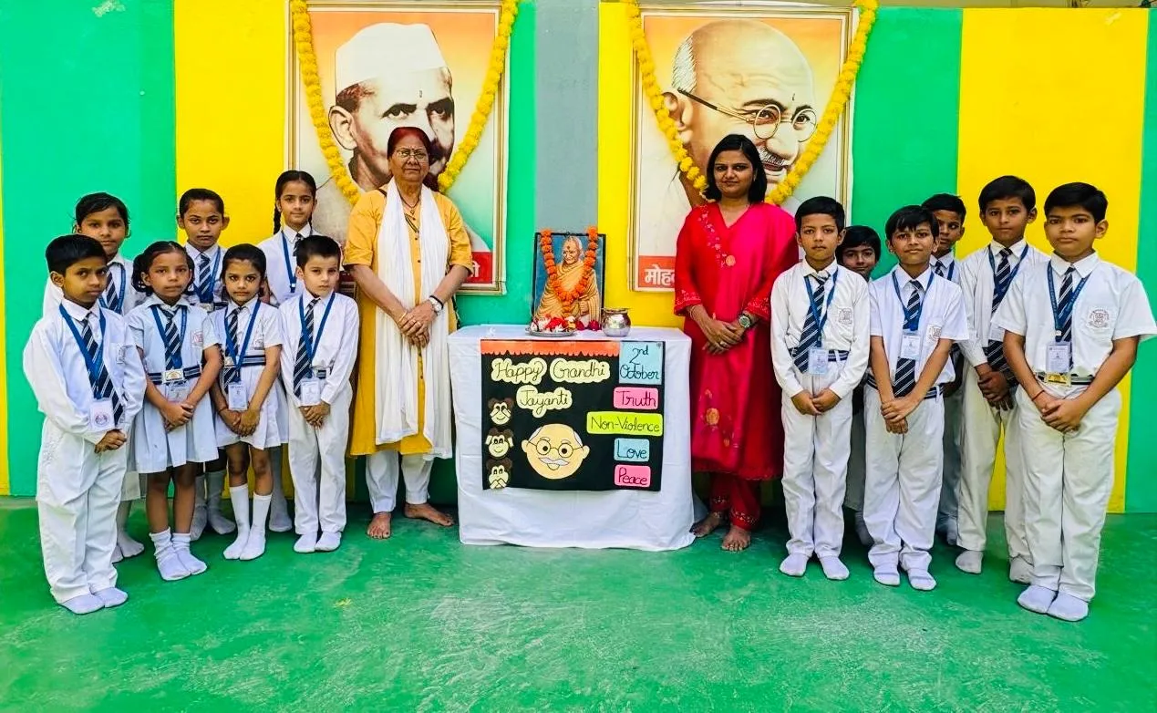 गांधी-शास्त्री जयंती पर डिवाइन मिशन स्कूल में श्रद्धांजलि, विद्यार्थियों ने अपनाए सत्य-अहिंसा और सादगी के संदेश