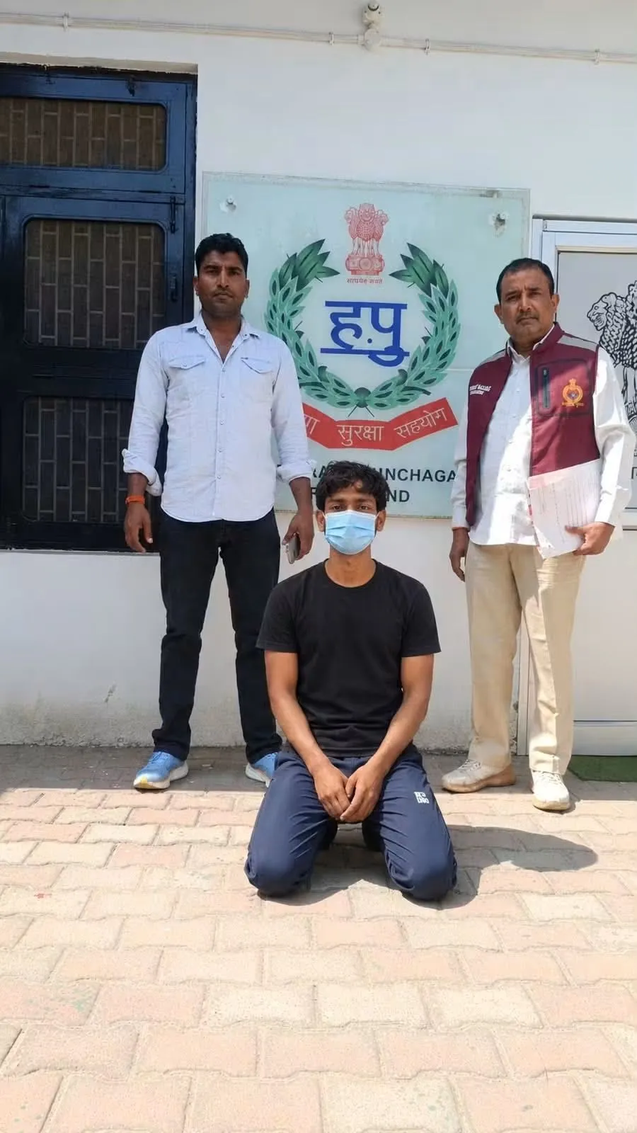 1 फोन, 5 जोडी चांदी की पायल व 10,000 रुपये बरामद