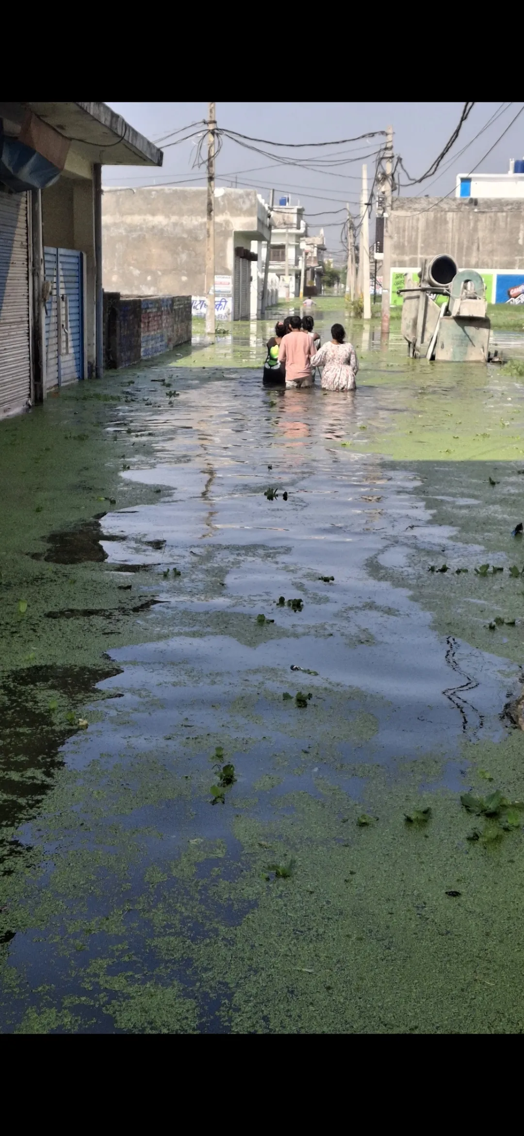 लखनऊ के फैजुल्लागंज इलाके में भारी बारिश और गोमती नदी का जलस्तर बढ़ने से भीषण जलभराव और बाढ़ जैसे हालात बन गए हैं।