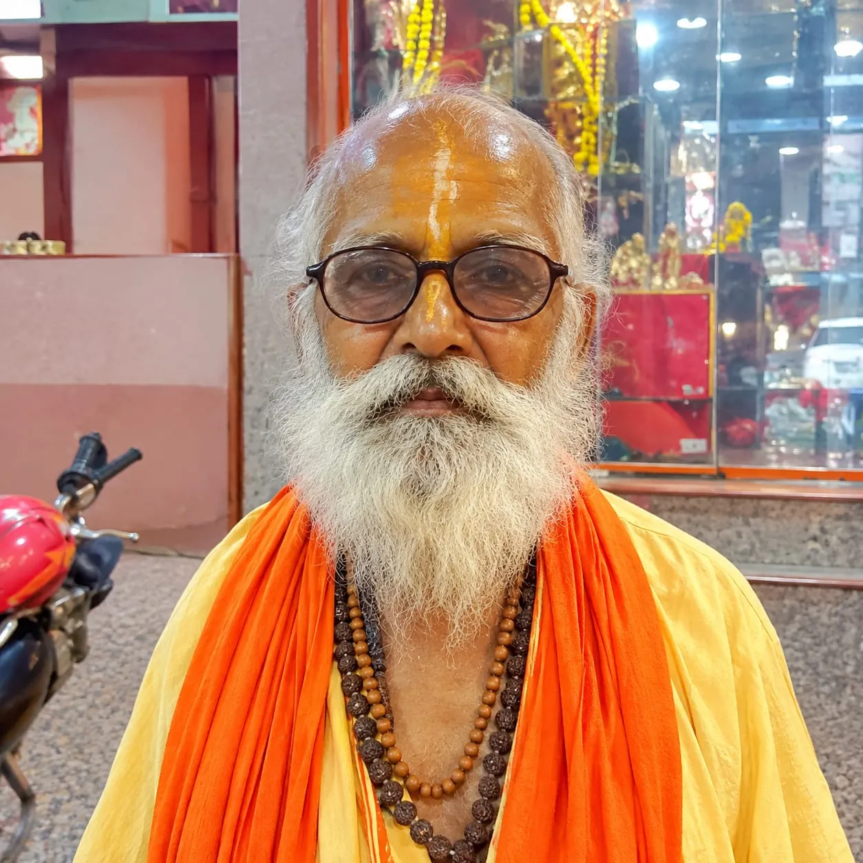 दालमंडी के चाहमहमा क्षेत्र मे नन्दीकेश्वर महादेव का चार सौ साल पुराना मंदिर की दिवाल तोङ दिया निजामुद्दीन व एहसान उर्फ भ