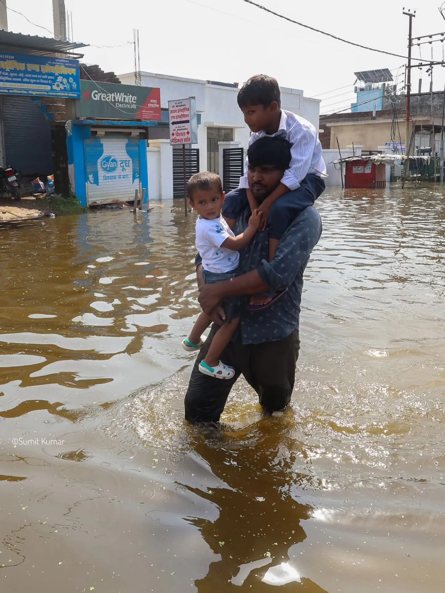 स्मार्ट सिटी का सच लखनऊ के फैजुल्लागंज में डूबे घर, कंधे पर बचपन और नावों के भरोसे जिंदगी!  पलायन जारी हैं