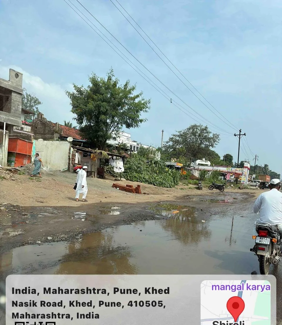 शिरोली फाटा (खेड तालुका ) येथे ड्रेनेजच्या पाण्याचा लढा; प्रशासनाच्या दुर्लक्षामुळे नागरिक आणि शाळकरी मुलांचे हाल!