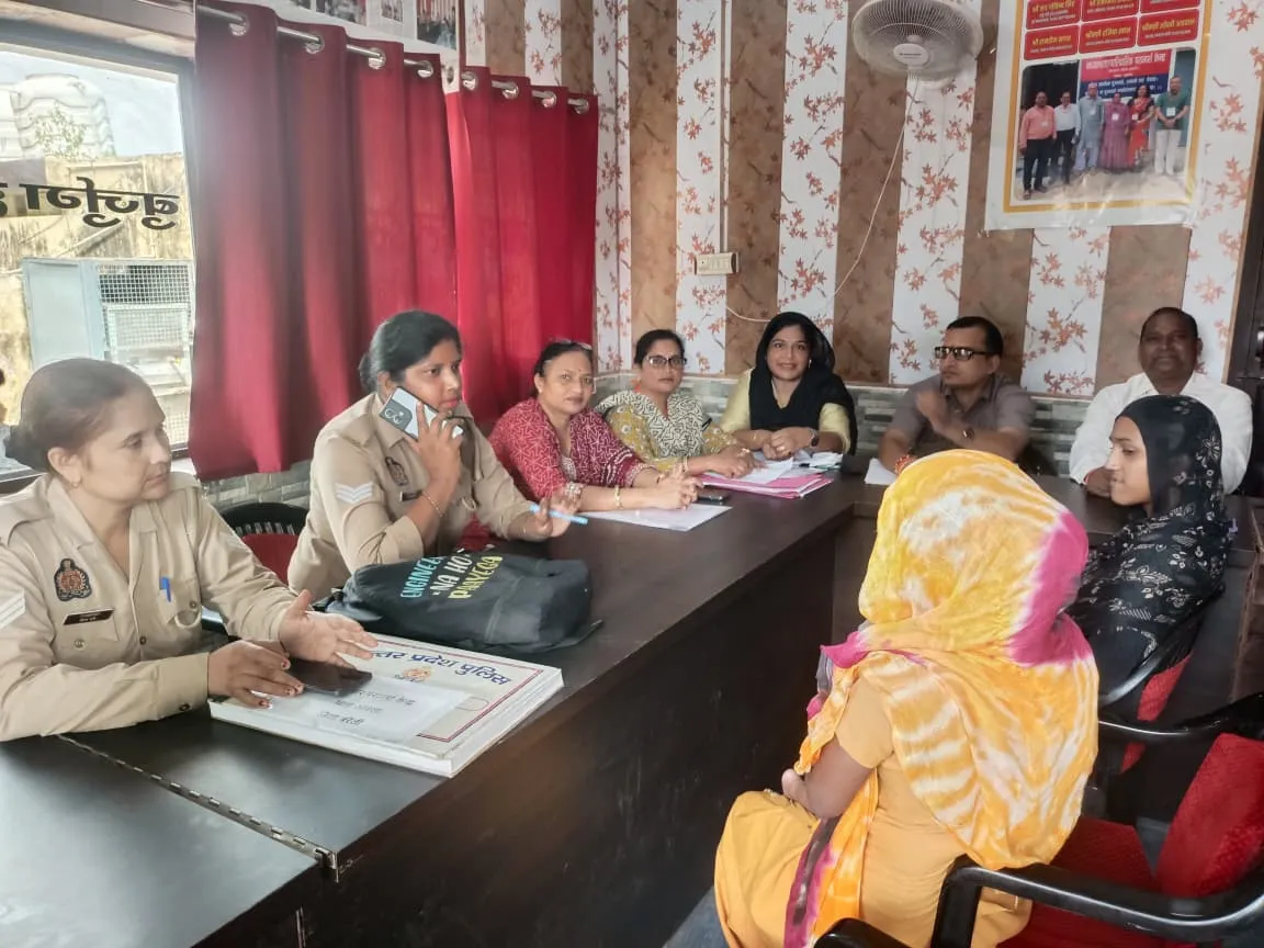 बरेली आंवला महिला सशक्तीकरण फेज 6.0 की मिसाल परामर्श केंद्र कोतवाली आंवला में तीन बिखरे परिवारों का कराया पुनर्मिलन