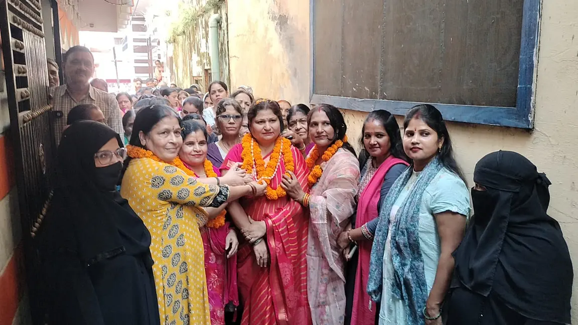 ढोल-नगाड़ों और आतिशबाजी के बीच भाजपा महिला मोर्चा की जिलाध्यक्ष गार्गी अग्रवाल का जोरदार स्वागत।