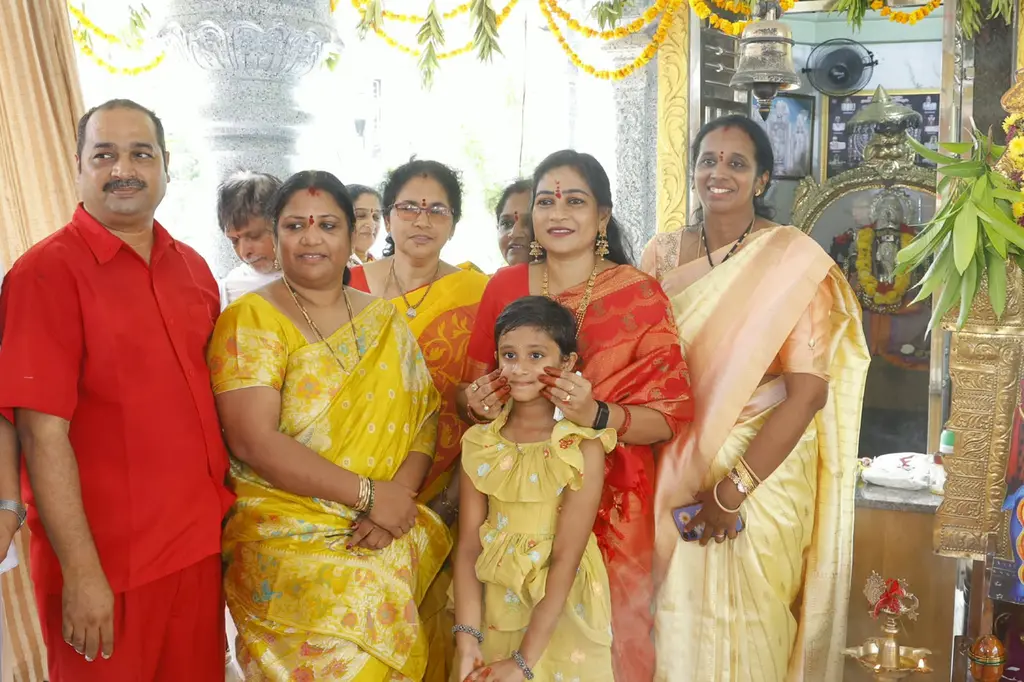 అమ్మవారి సన్నిధిలో ఆధ్యాత్మిక ఆనందం, భక్తుల మధ్య ఆత్మీయ అనుబంధం! 

విజయవాడలోని SLV గ్రీన్ మెడోస్‌లో అమ్మవారి విగ్రహ ప్రత