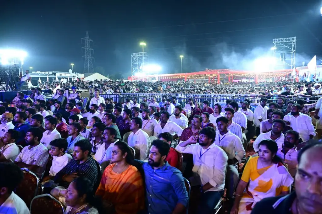 ముఖ్యమంత్రి చంద్రబాబు నాయుడు, తమిళనాడు సీఎం జోసెఫ్ విజయ్ విజయవాడ ఉత్సవ్ 2.0 వేడుకల్లో పాల్గొన్నారు. విజయవాడ పున్నమి ఘాట్